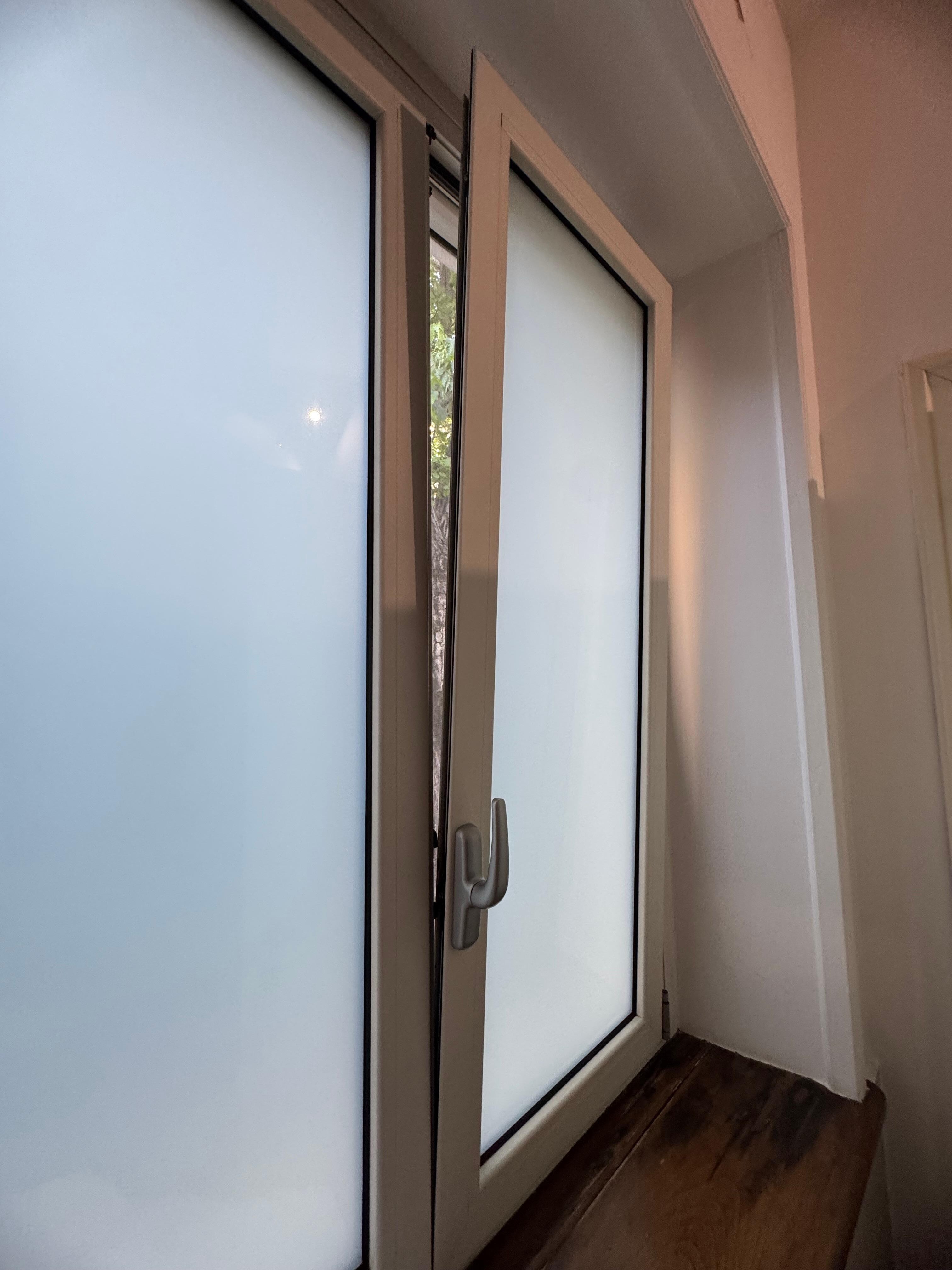 Couldn’t shut the window, so had to leave bathroom door shut all night so that the noise was a little less. 