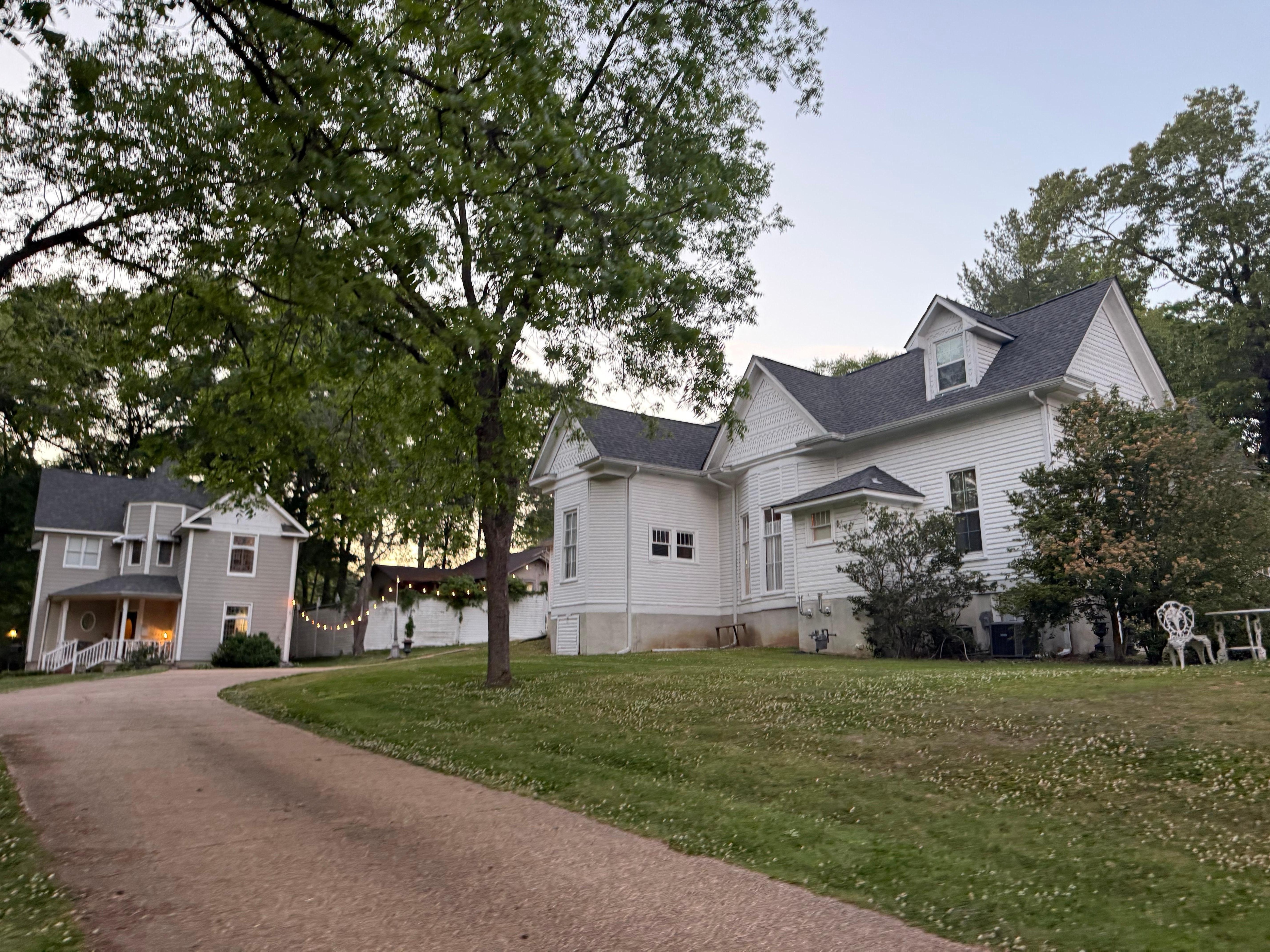 We stayed in the cottage in the back of the property. We loved it!! 