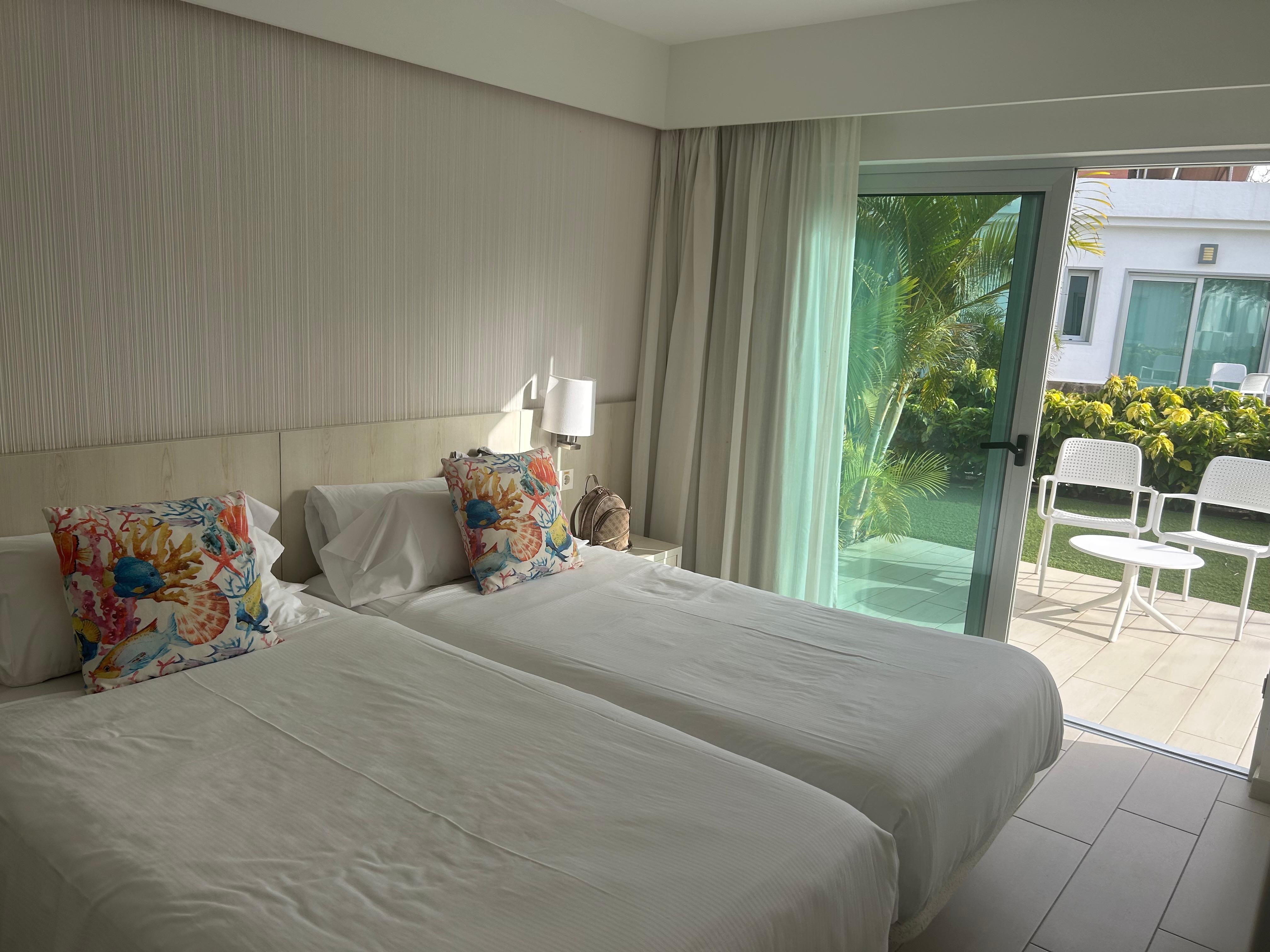 Schlafzimmer mit bequeme Betten und Terrasse 