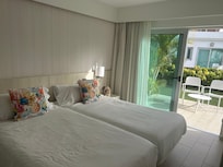 Schlafzimmer mit bequeme Betten und Terrasse