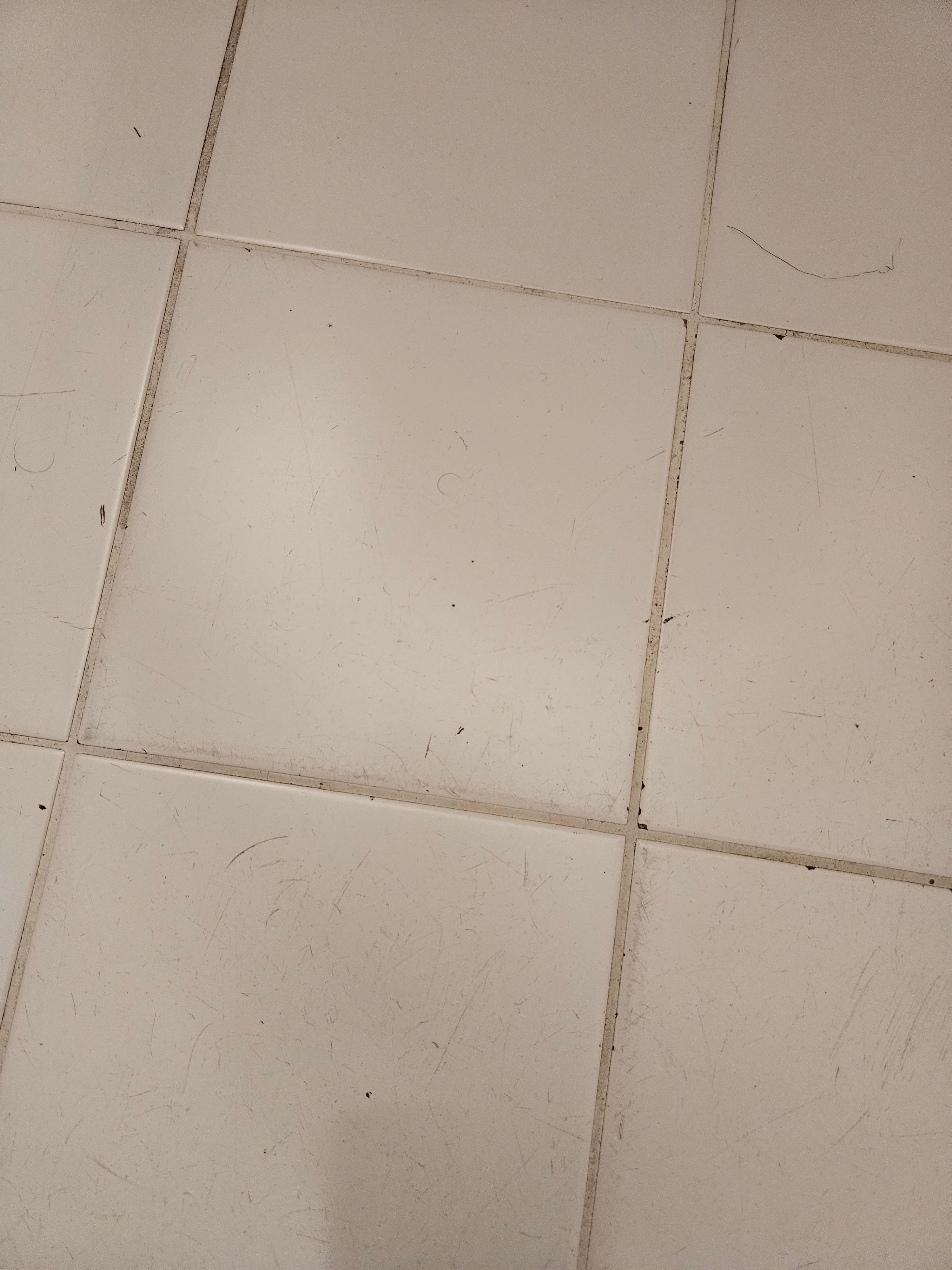 Uralte total abgenutzte Fliesen