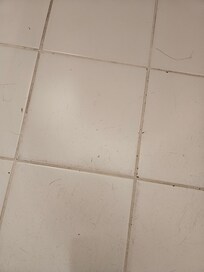 Uralte total abgenutzte Fliesen