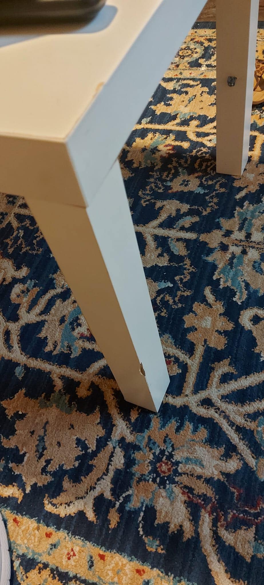 Tisch im Schlafzimmer dreckig und defekt