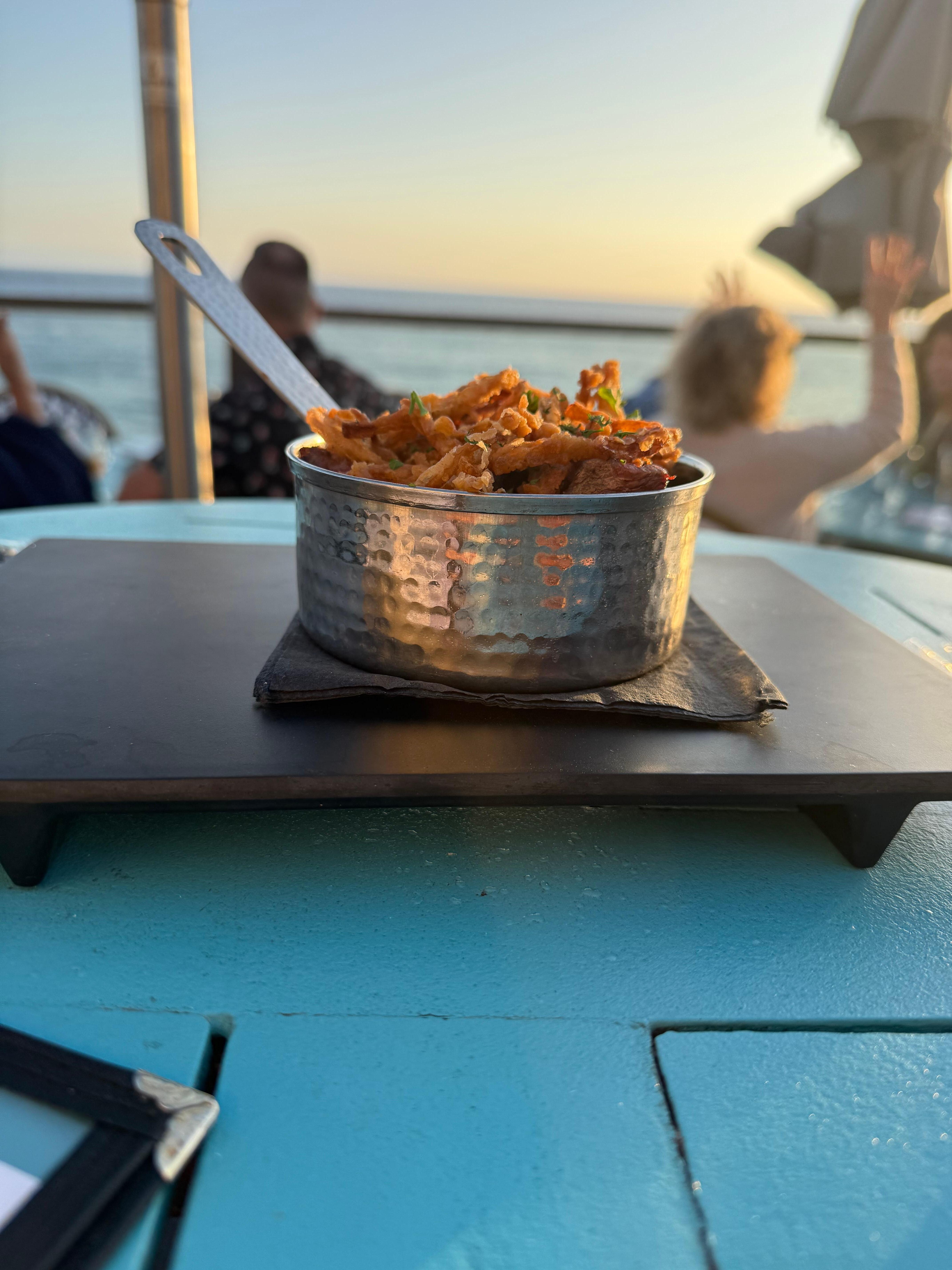 Filet mignon bites with crispy onions 