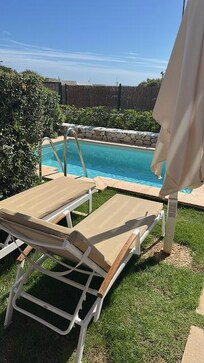 Piscine privée sympatique mais vu sur un grillage et un parking, pas acceptable pour cette catégorie de chambre (ou le tarif devrait être inférieur)