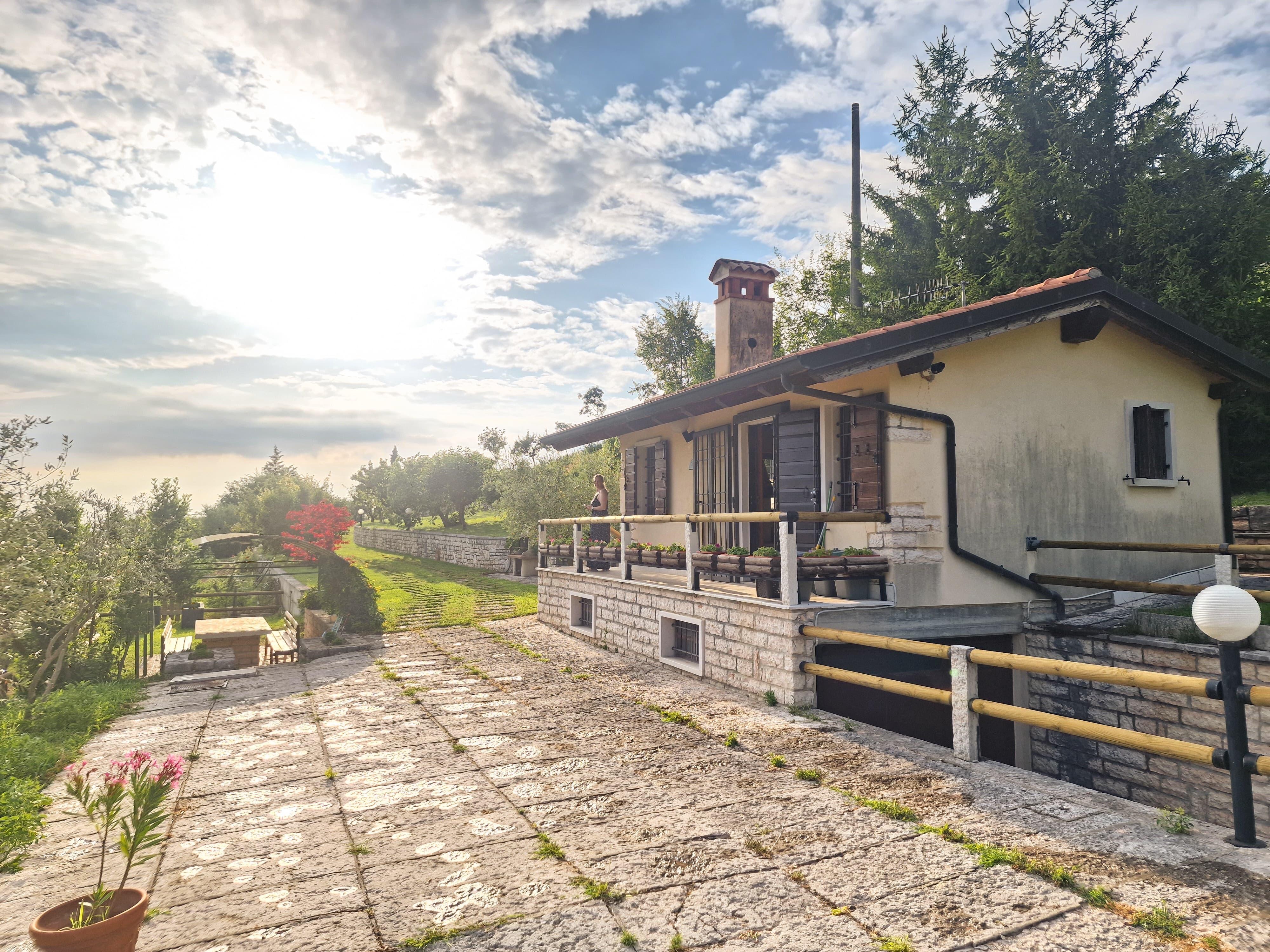 Haus mit Vorplatz