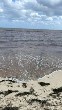 This was the color of the ocean here , otherwise the resort was good