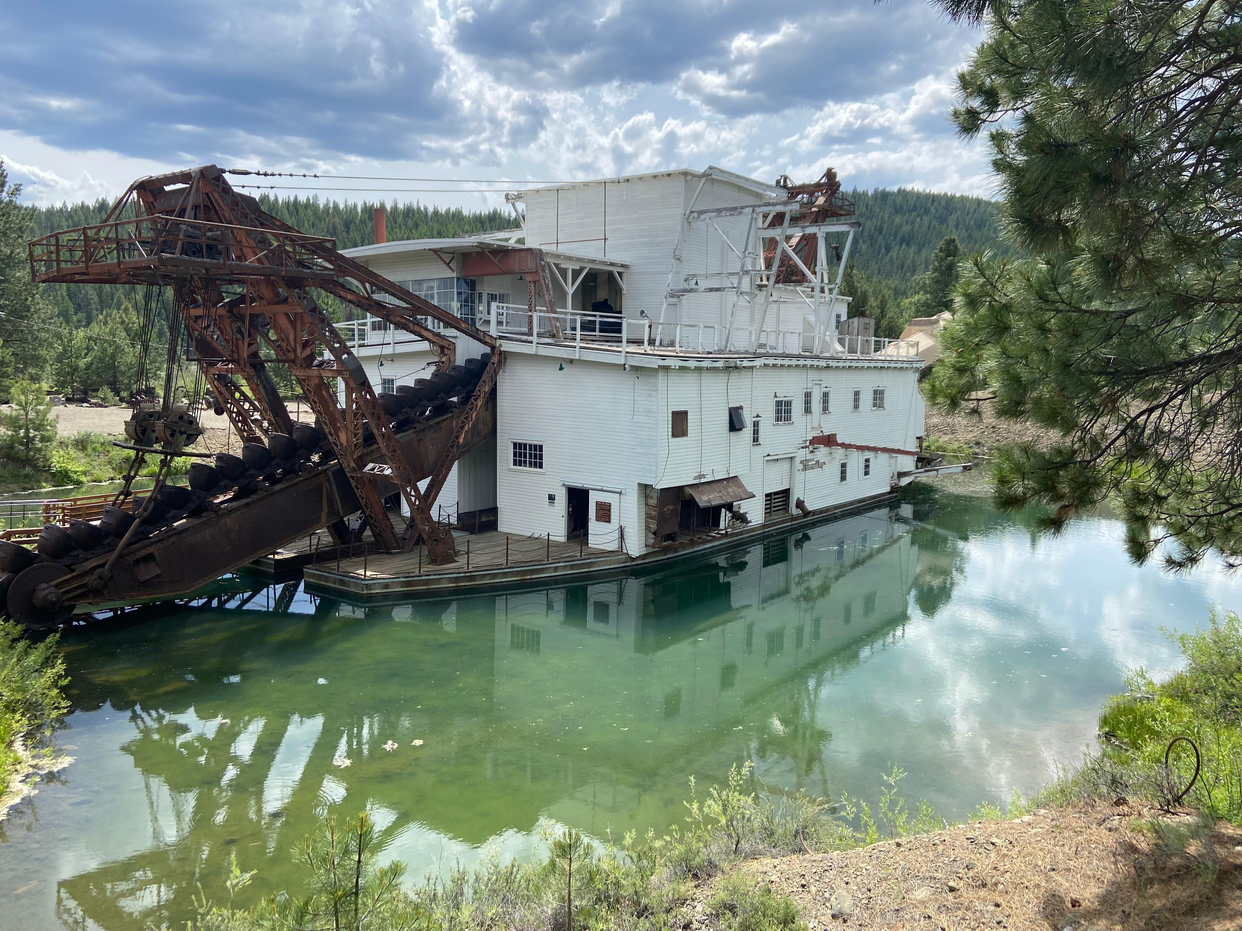 Electric powered gold dredge for the 1940’s