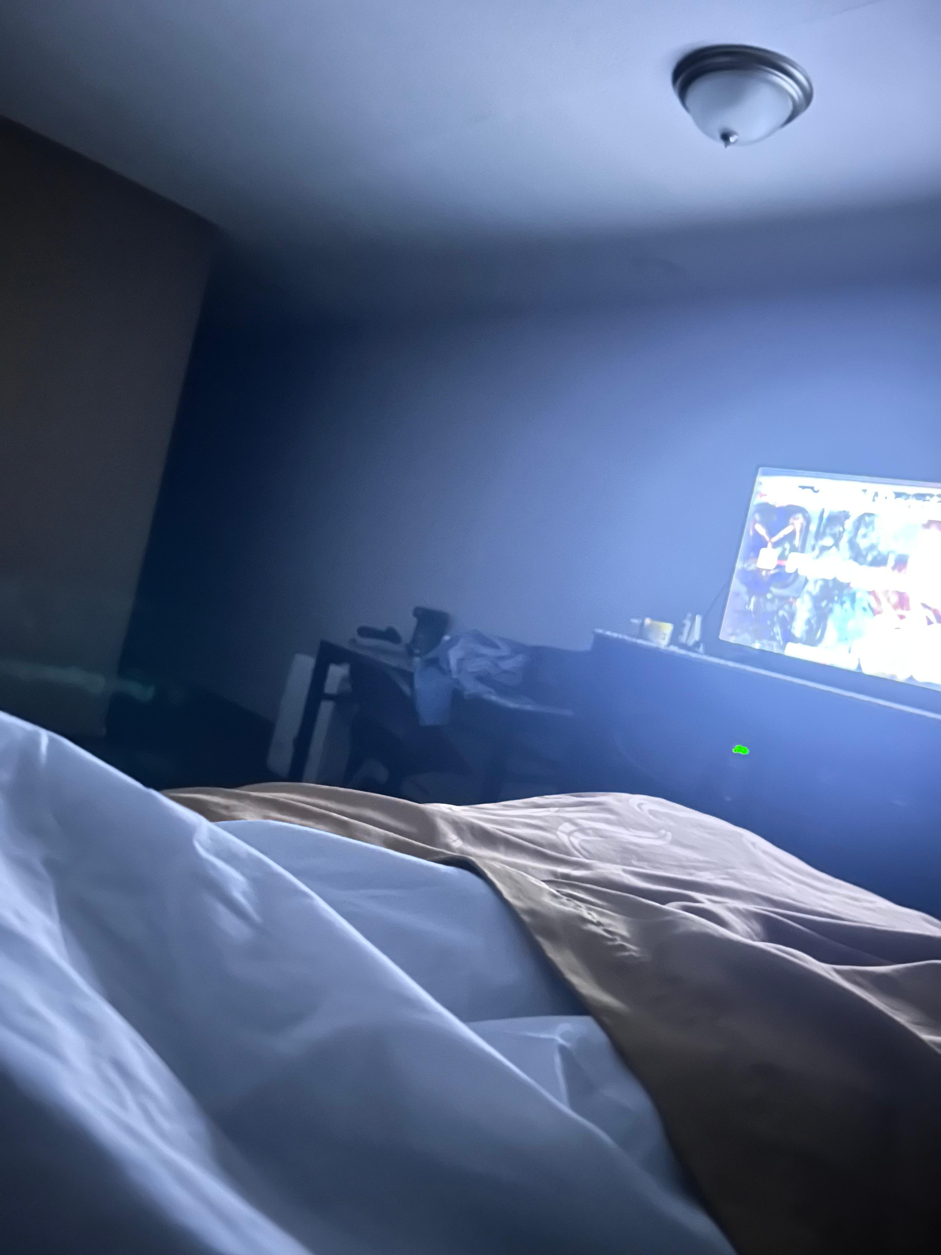 Debiera haber mas variedad en la
TV, hay muchos canales de ventas y  de deportes