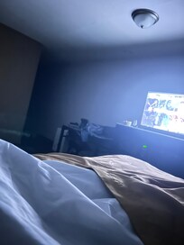 Debiera haber mas variedad en la
TV, hay muchos canales de ventas y de deportes