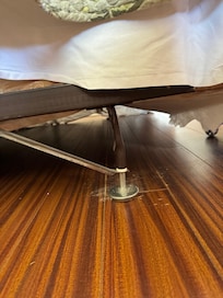 Poussière en dessous du lit qui dit tout