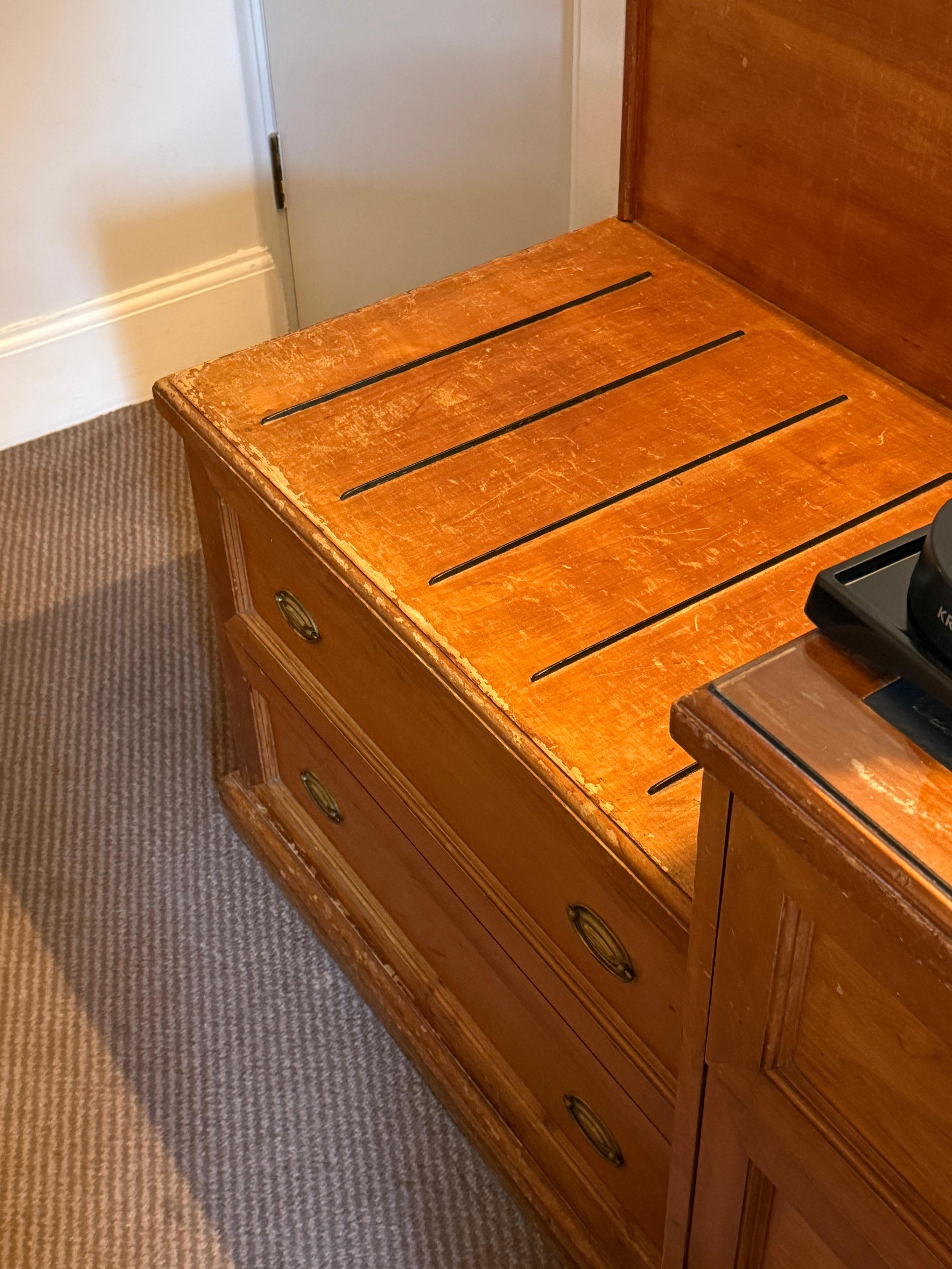 Furniture very worn out 