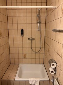Kein Duschvorhang
