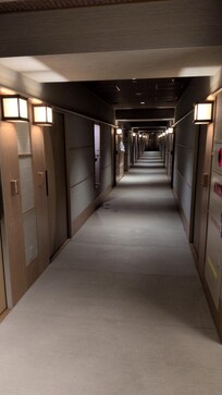 廊下が静かでちょうどいい明るさ。畳なので足音も気にならない