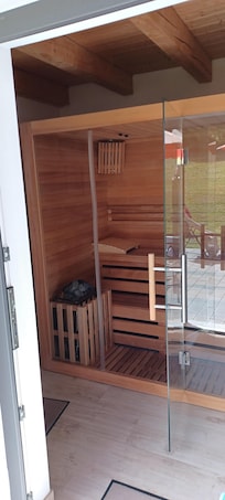 Schöne für uns ausreichende Sauna am Haus zu Alleinnutzung. Mega schön am Abend nach einer Wanderung tu relaxen.