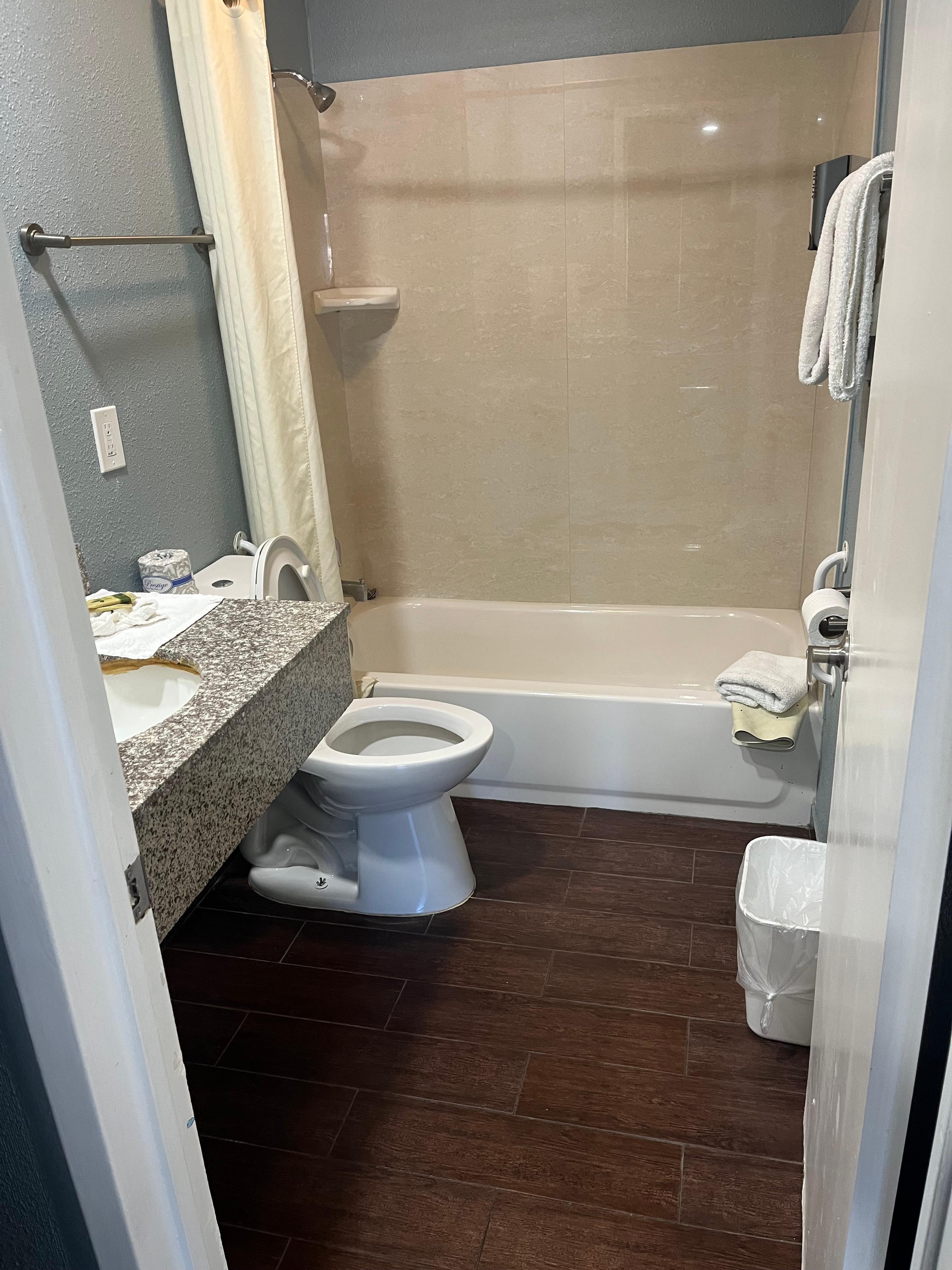 Large Bathroom with Tub