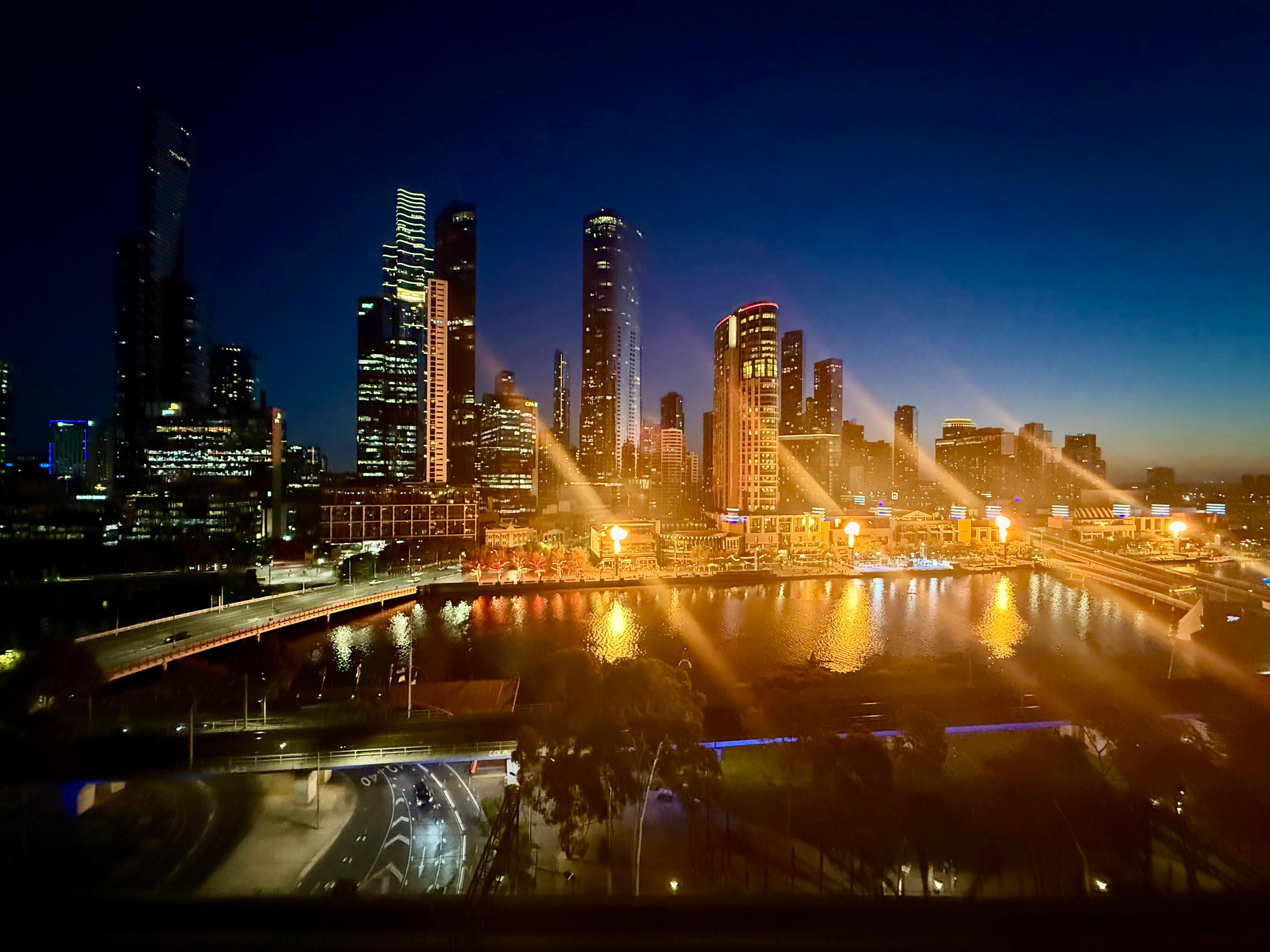 夜は対岸のファイヤーボールが楽しめます！