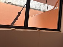 Jabones usados acumulados de tiempo atrás ya pegados en la ventana.