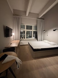 Ihana korkea huonekorkeus ja isot ikkunat