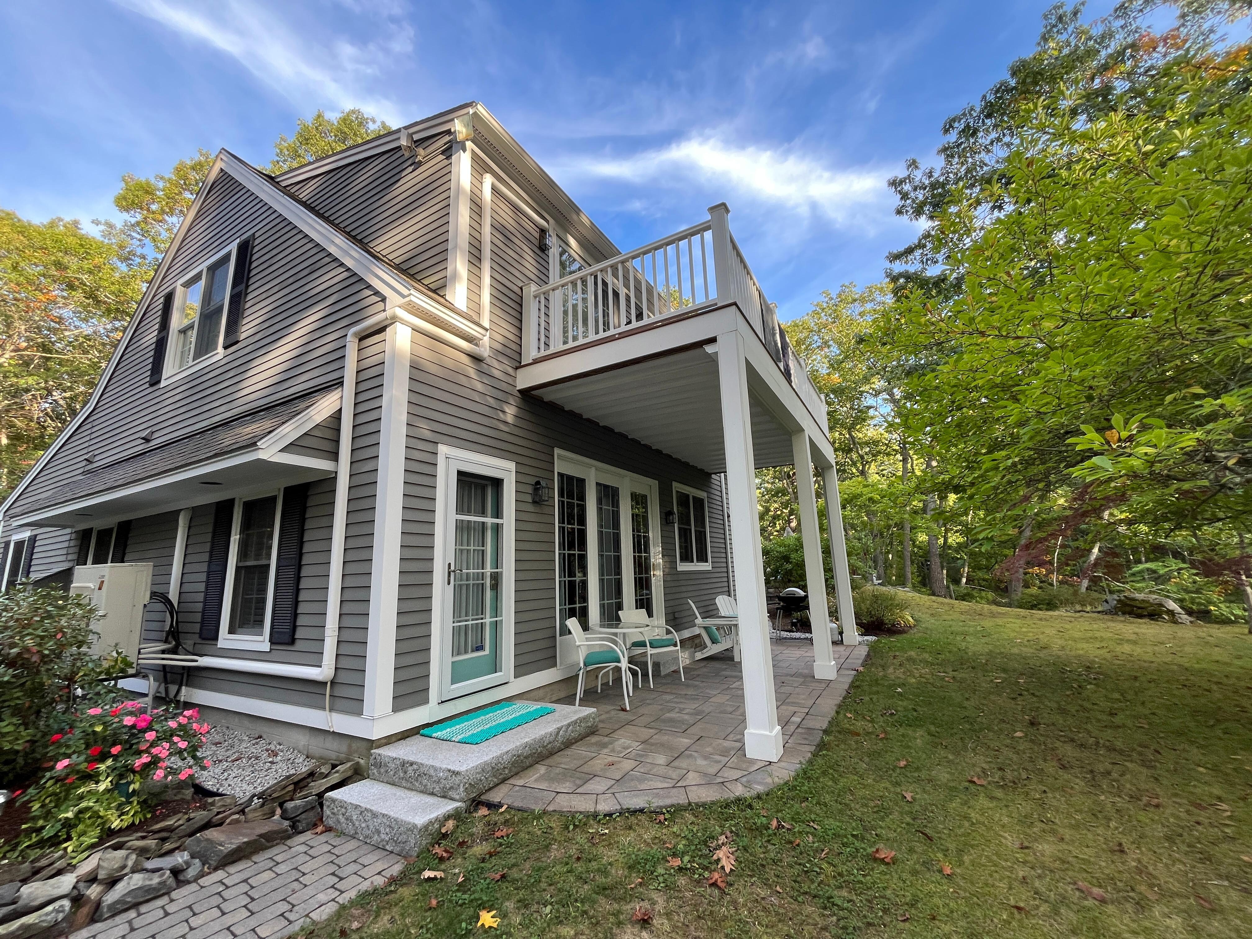 Main entrance for guests right next to the guest parking space. 