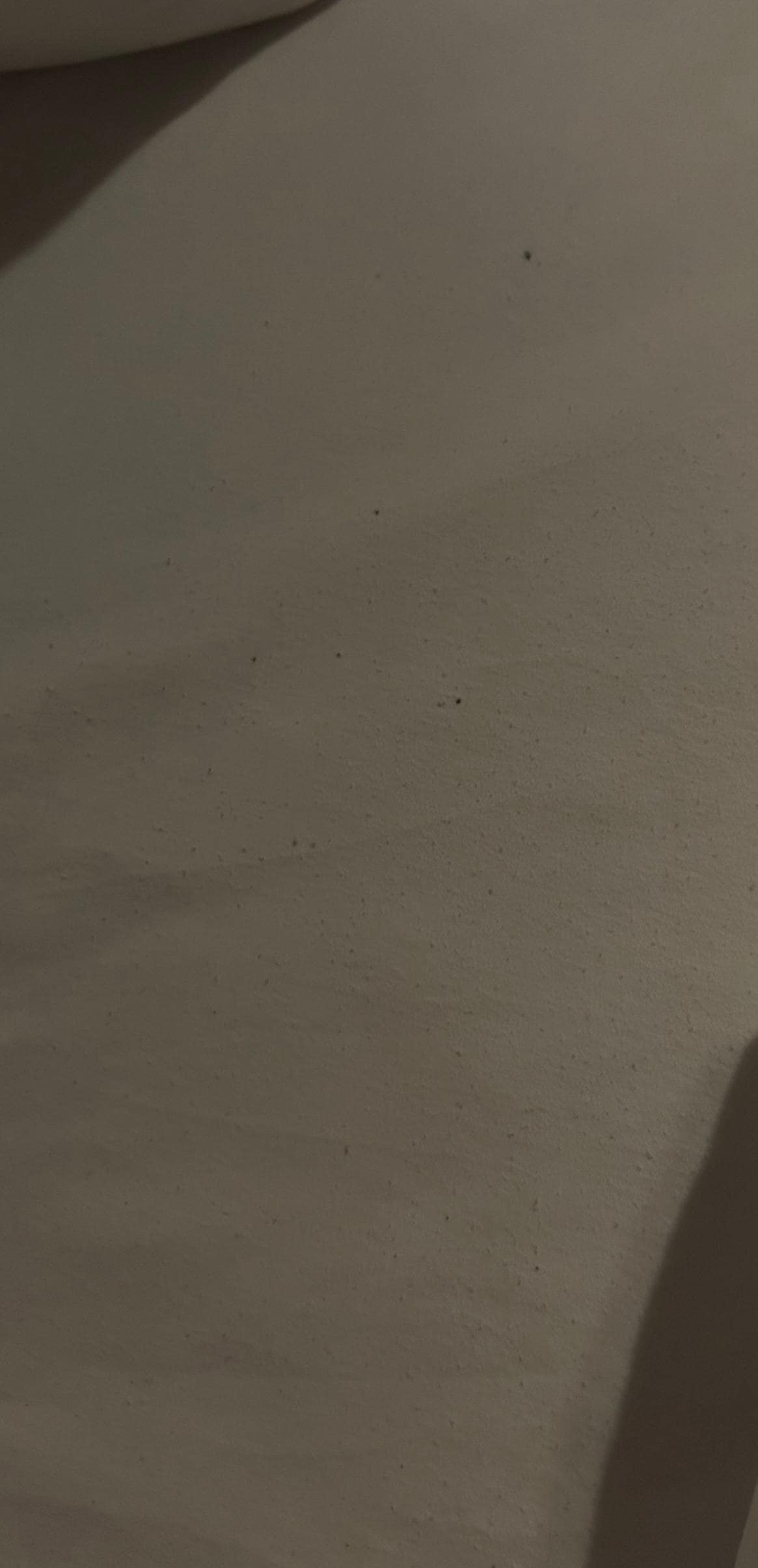 Fitted bedsheet with bumpy pilling.