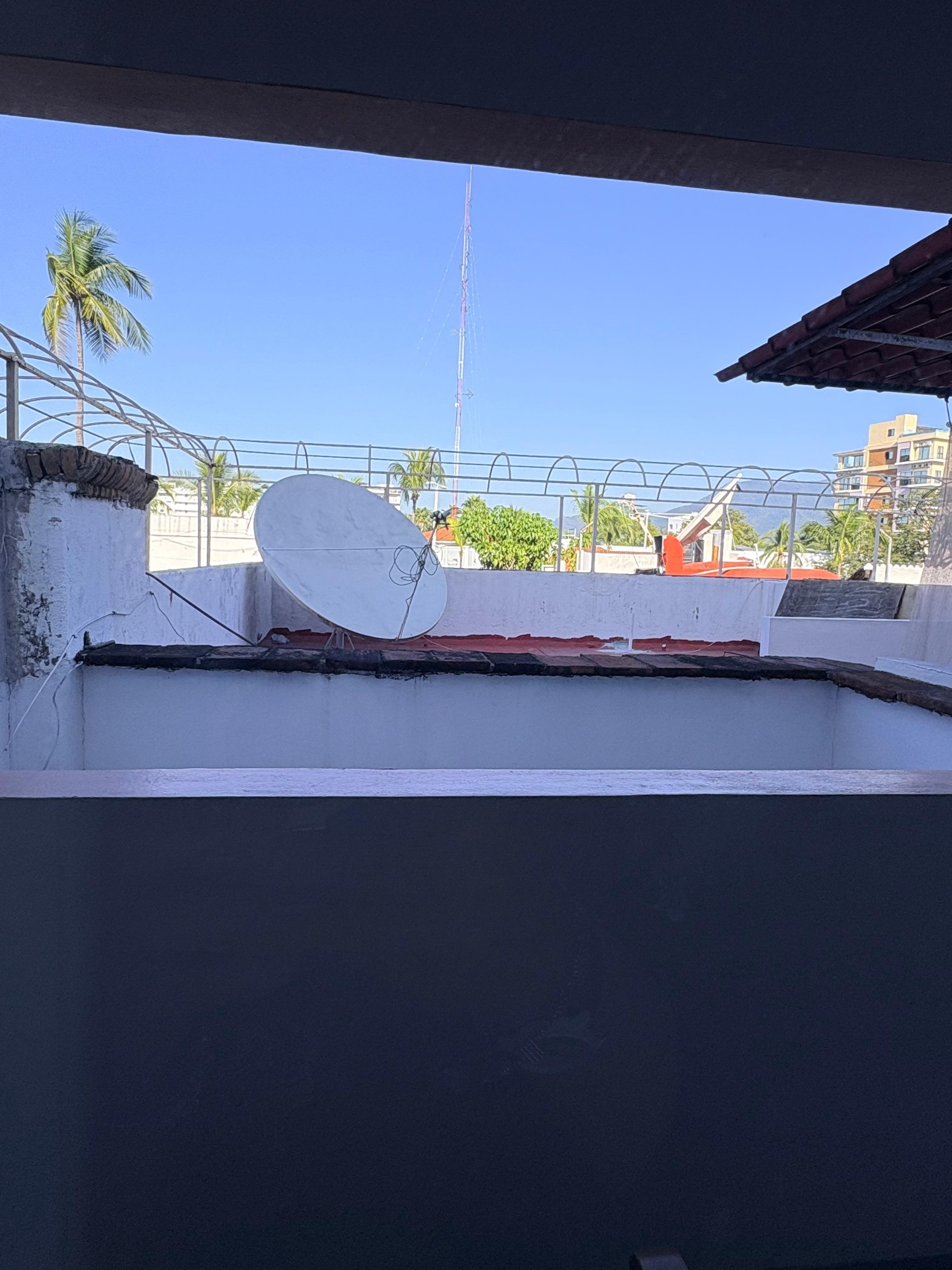 Vista de la habitación, antena parabólica y techo