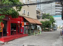 奥側のヒサシがエントランス