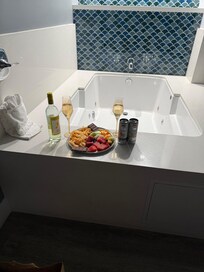 Hotel did not provide this. I bought it from home. I was celebrating my hubby’s bday!