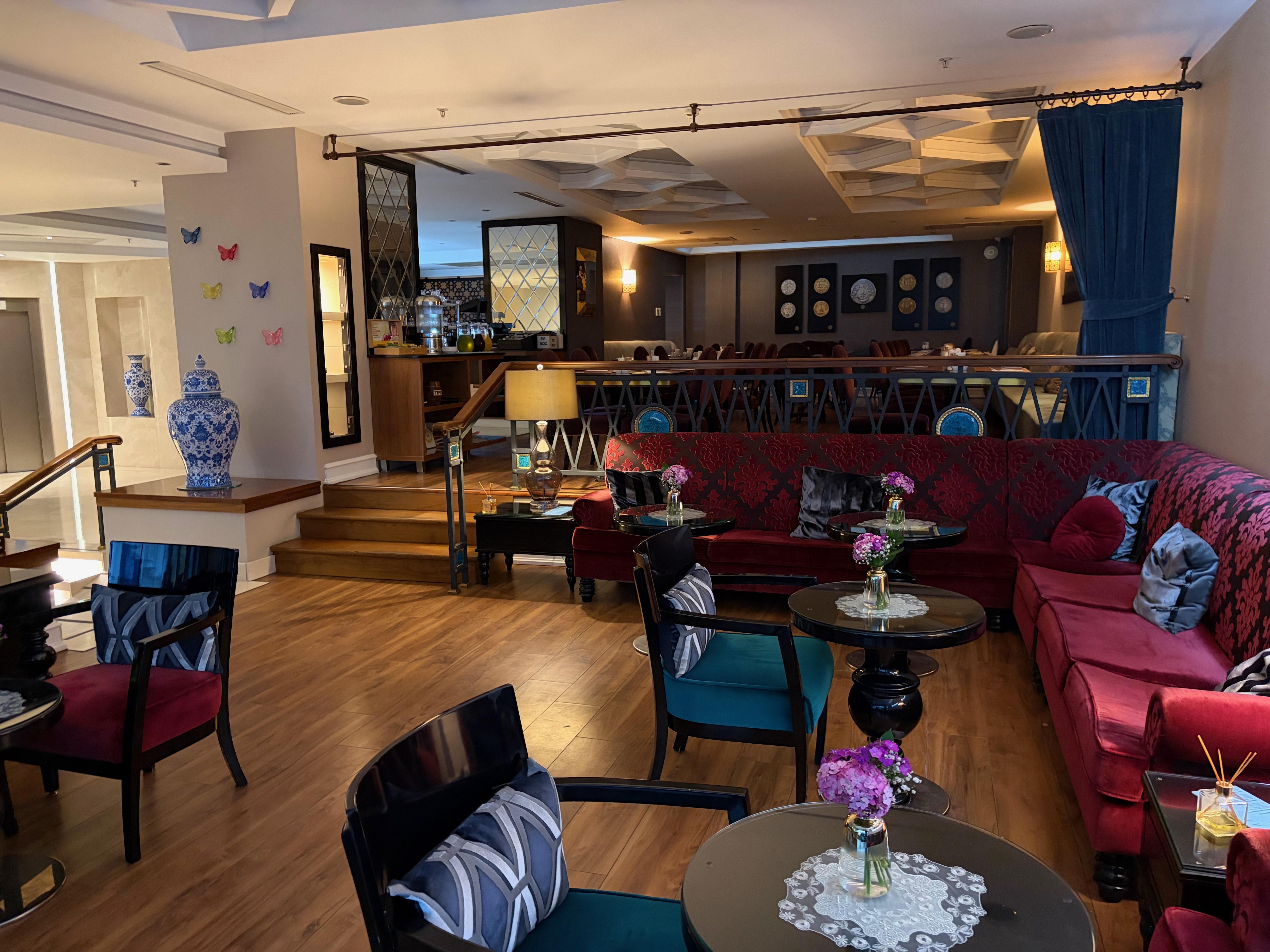 Lobby sitting area & breakfast area in back