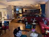 Lobby sitting area & breakfast area in back