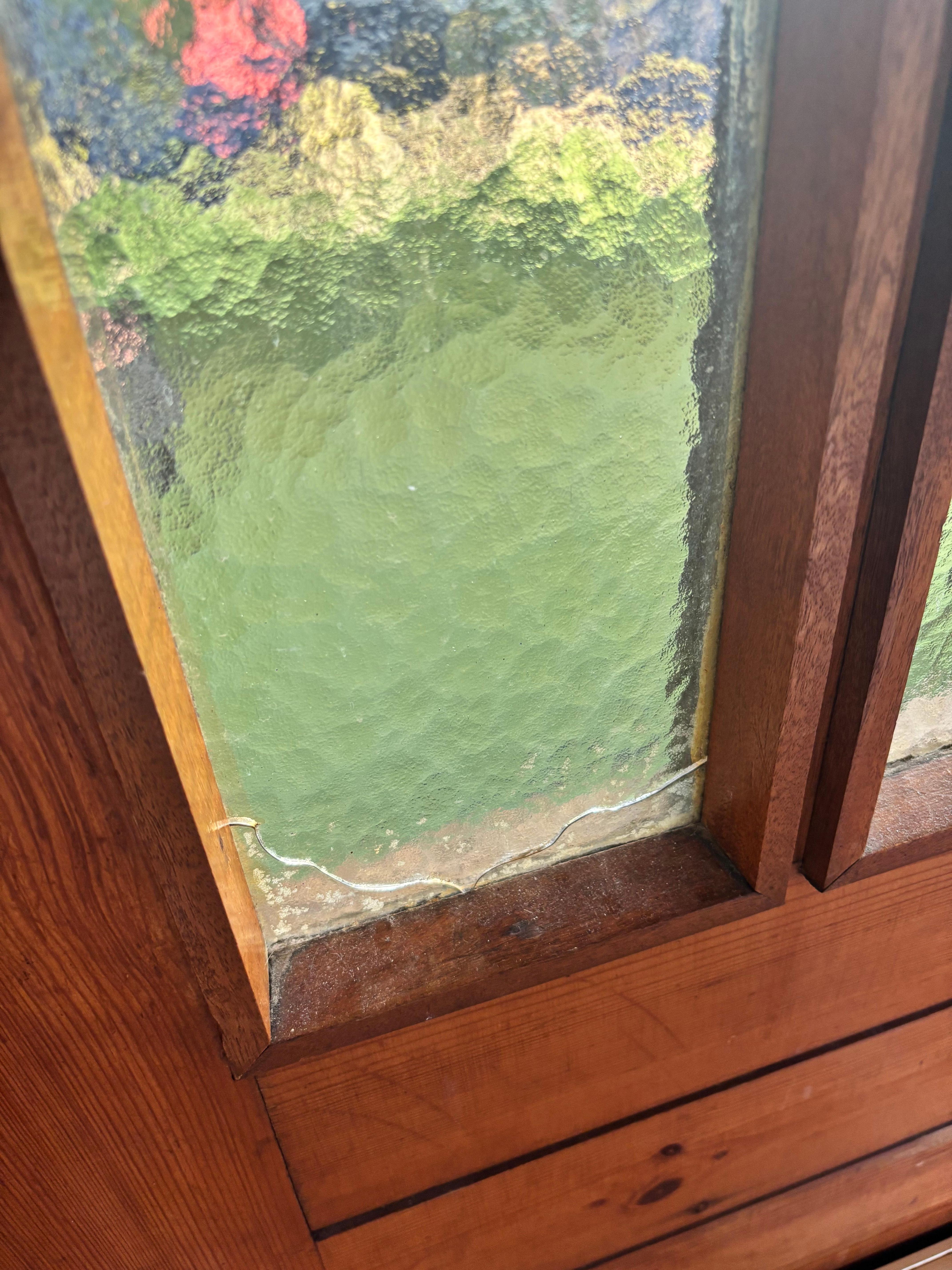 Das war der Riss in der Scheibe der Haustür. Wir sind wirklich enttäuscht da wir wissen das es auch anders geht für wesentlich weniger Geld.