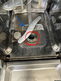 The dish washer was in bad shape. It has mold (blue arrow) and left over food scraps in the trap (red circle). It was cleaned after we protest n five days later.