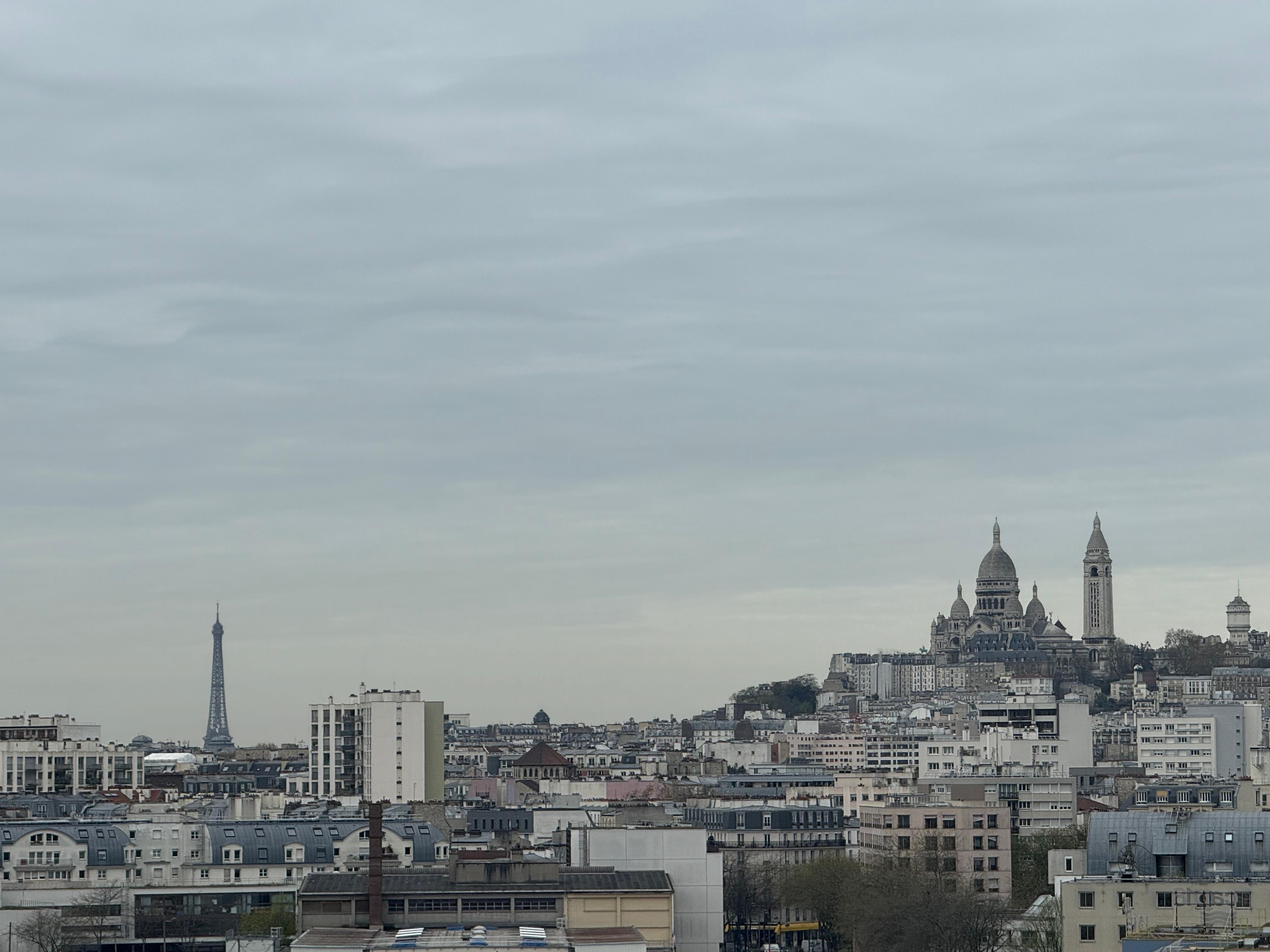 Blick aus unserem Zimmer auf Eifelturm und Mont Matre