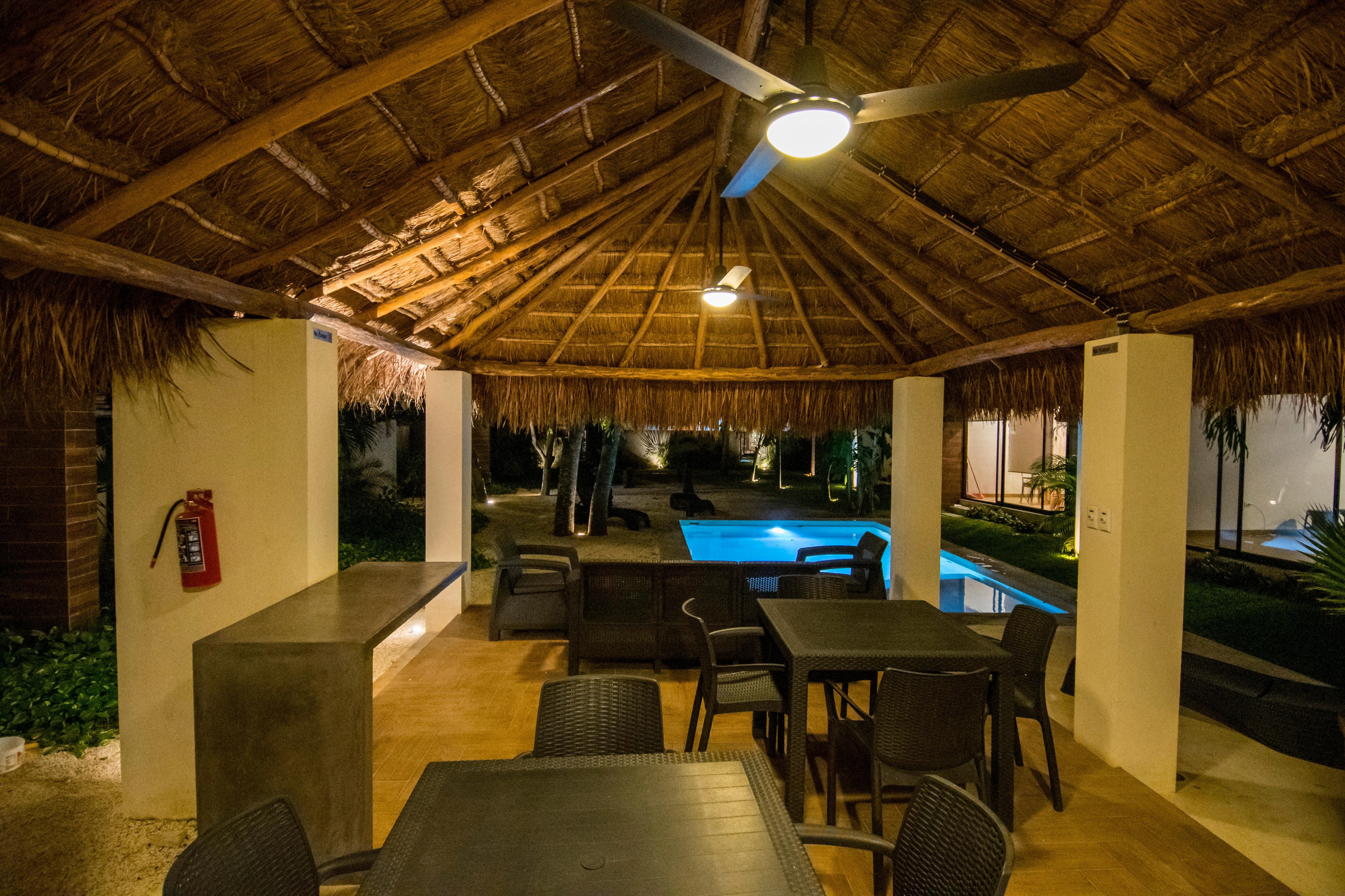 Palapa y alberca