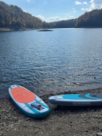 Brought our own paddle boards and went to Lily boat ramp 5 min from the house