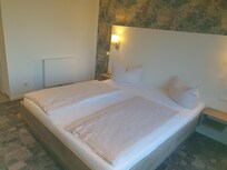 Blick vom Fenster auf das Bett