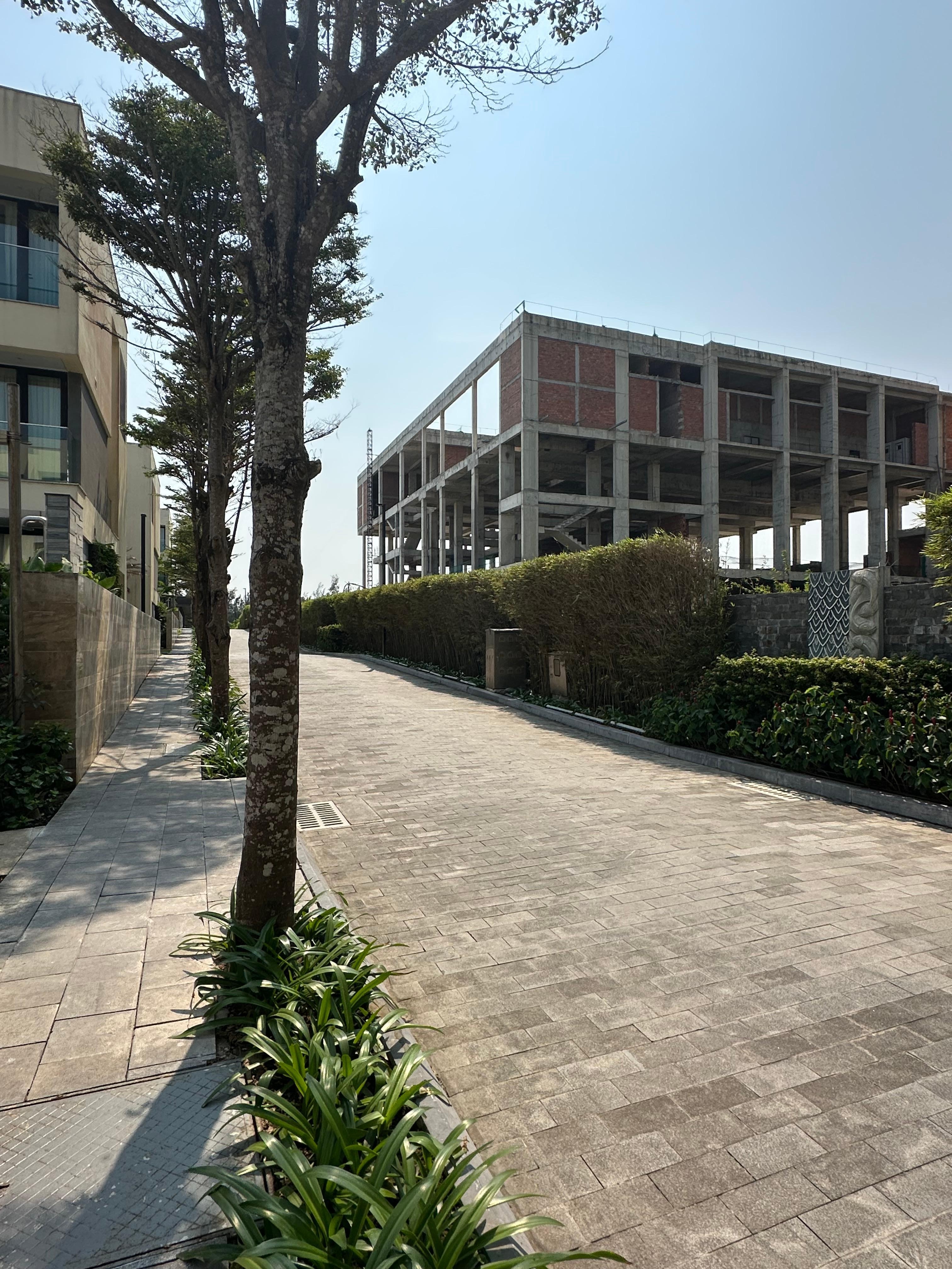 Das ist die Baustelle. Fotografiert auf dem Weg vom Strand zur Rezeption.