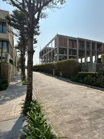 Das ist die Baustelle. Fotografiert auf dem Weg vom Strand zur Rezeption.