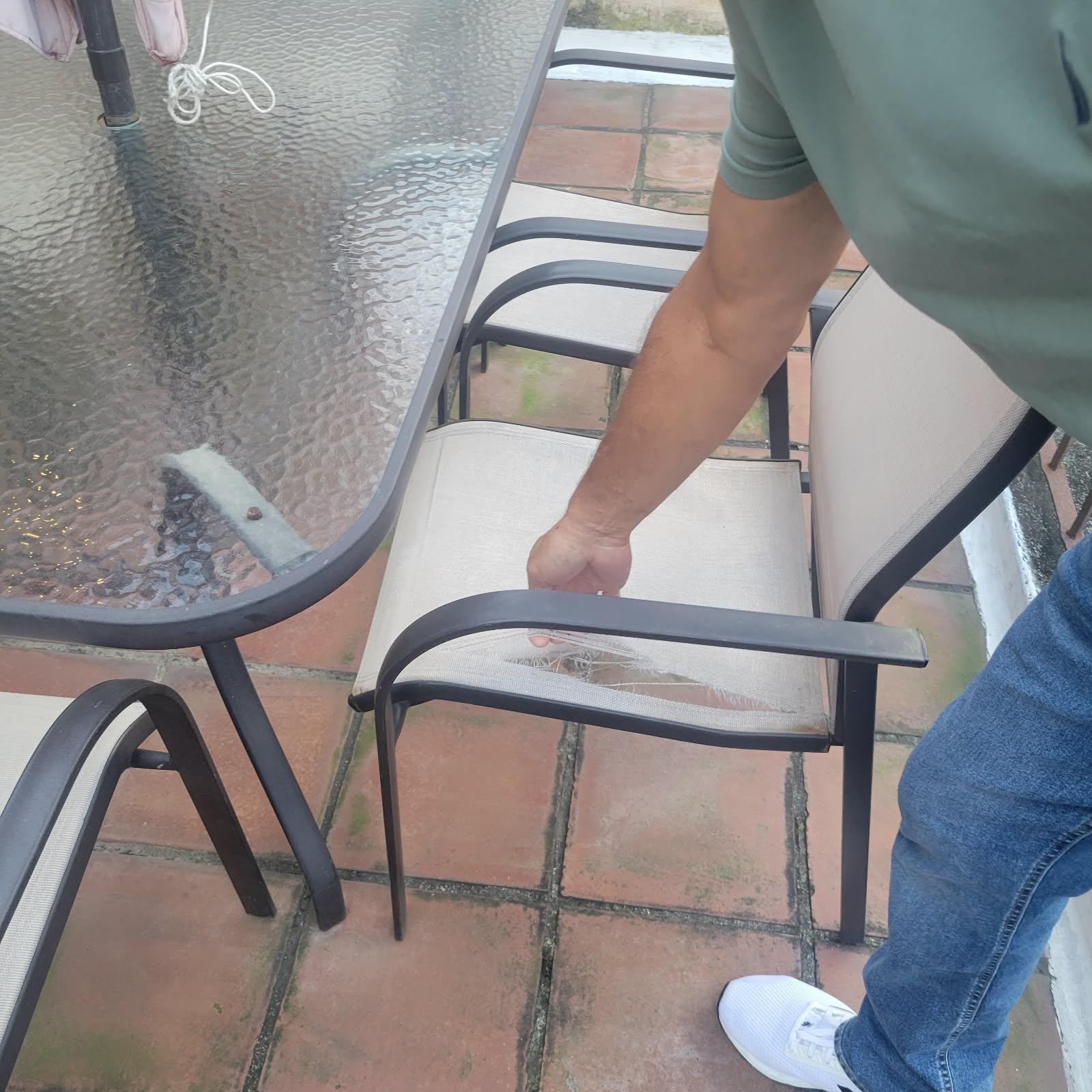 Chair torn does not reflect advertisement pics.