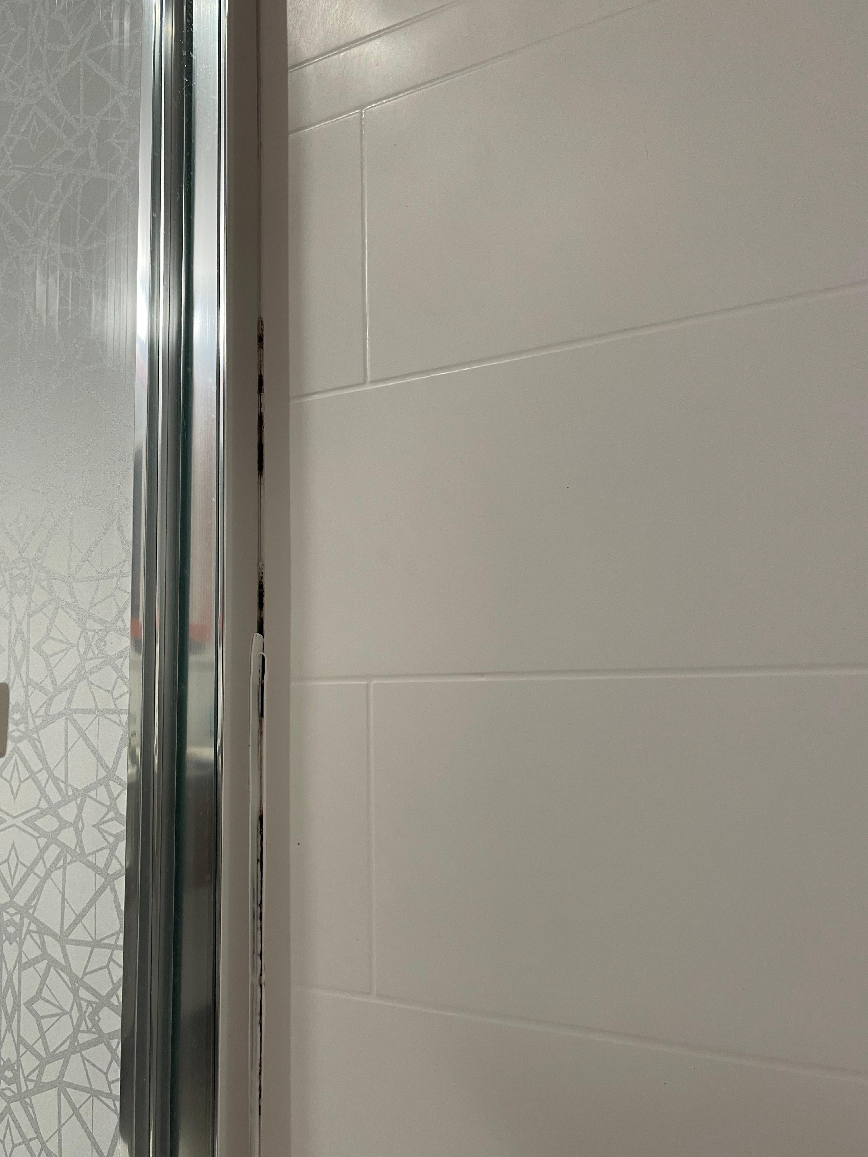 Sliding door seam 