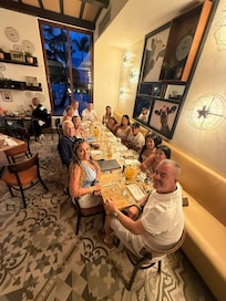 Familia en el Bodegon steakhouse