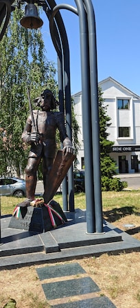 Hunyadi János with the hotel in the background