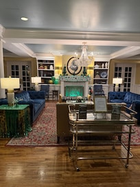 The parlor where they have wine and cheeses nightly for guests and live entertainment.