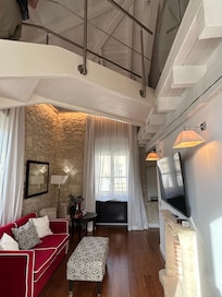 Queen suite with 2 levels