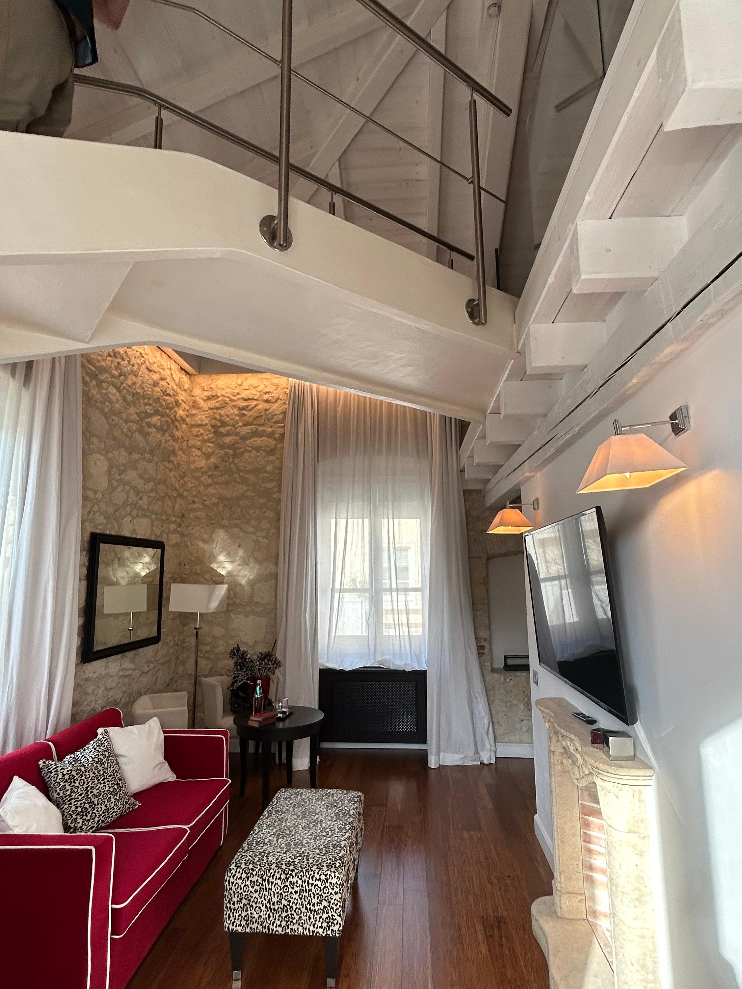 Queen suite with 2 levels