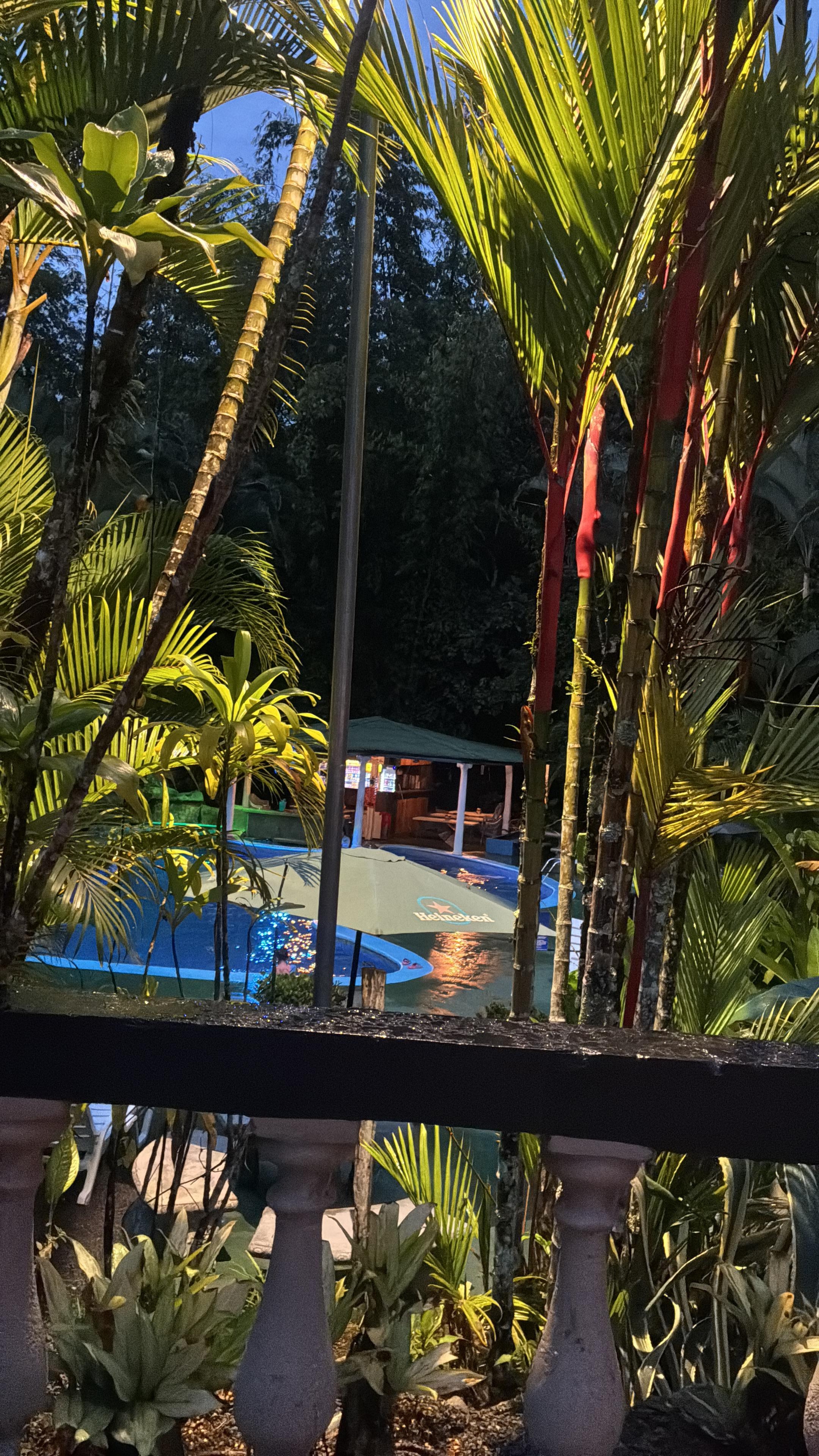 Piscina - con ranchitos al fondo 