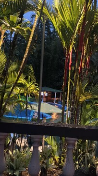 Piscina - con ranchitos al fondo