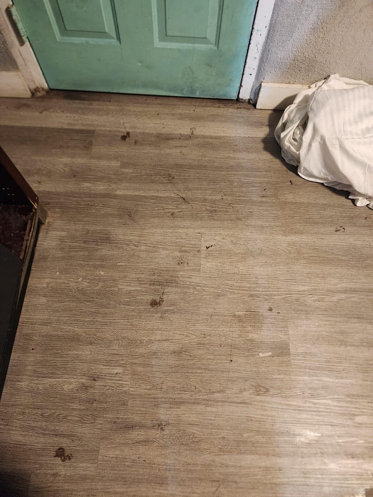 Piso sucio y sábanas sucias qué yo cambie 