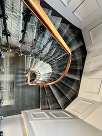 Challenge to get the luggage up the twisty stairs but loved the carpet and ambiance.
