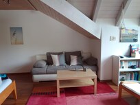 Bequemes Sofa mit Blick auf den groĂen Fernseher